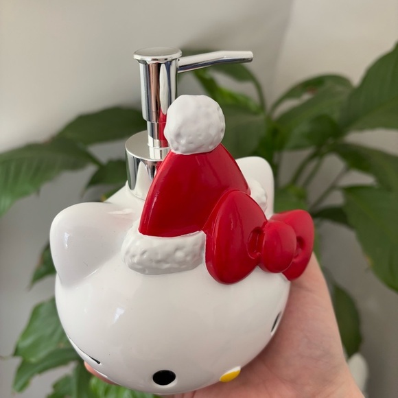 Hello Kitty Christmas Santa Soap Dispenser - Picture 3 of 8
